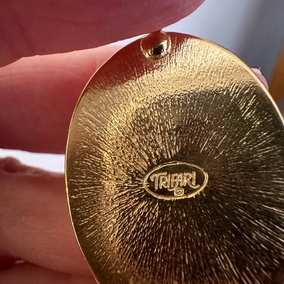 Vintage Trifari brand pendant featuring a butterfly - Picture 12 of 16